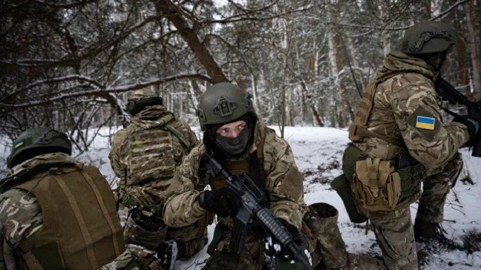 Warga Rusia yang menjadi prajurit Ukraina melakukan latihan militer di wilayah hutan pinus Kiev, Ukraina pada 7 Februari 2023.
