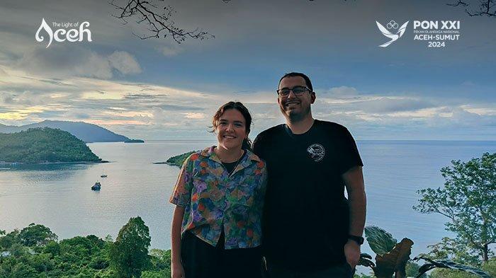 Wisatawan asing foto di Puncak Pulau Klah, Sabang, sambil menikmati keindahan pemandangan laut yang membentang.