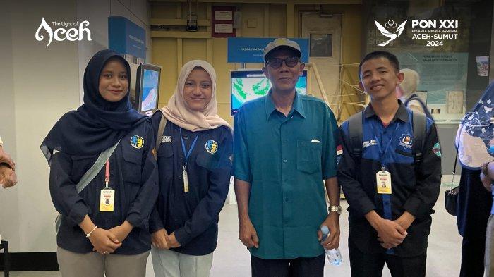 Wisatawan asal Malaysia bersama warga lokal saat mengunjungi Kapal PLTD Apung di Punge Blang Cut, Kecamatan Jaya Baru, Banda Aceh, Kamis (24/10/2024).