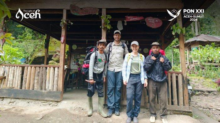 Wisatawan lokal dan mancanegara berfoto di objek wisata di Gayo Lues, Rainforest Lodges Kedah Bunglow di Kecamatan Blangjerango, berada di kaki Gunung Leuser