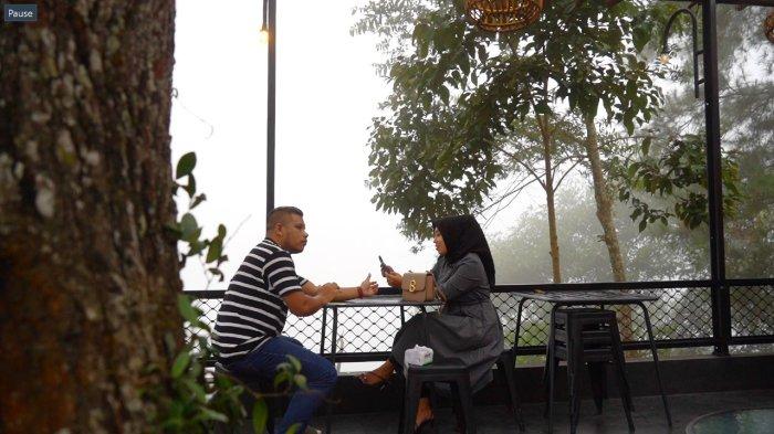 Wisatawan tengah menikmati keindahan puncak Gunung Salak, tepatnya di D'Ground Coffe, Sabtu (15/2/2025).
