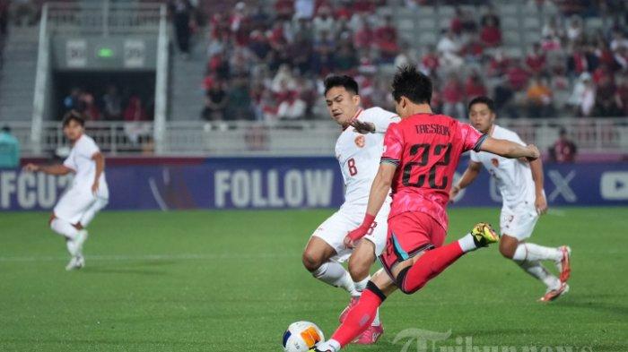 Pesepak bola Indonesia, Witan Sulaeman (dua kiri) mencoba menghadang pesepak bola Korea Selatan pada pertandingan perempat final Piala Asia U-23 di Stadion Abdullah bin Khalifa, Doha, Qatar, Jumat (26/4/2024) dini hari waktu Indonesia. Indonesia berhasil lolos ke semifinal setelah menang dramatis lewat adu penalti dengan skor 11-10.