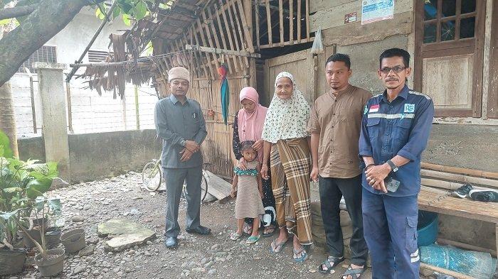 Kesedihan Warga Pidie Tinggal di Rumah tak Layak, Kini Bangun Gubuk