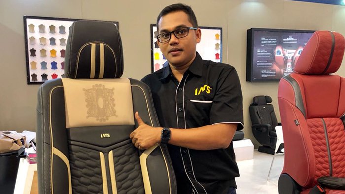 CEO Danish, Afifuddin berpose dekat jok mobil bermotif Pinto Aceh dengan teknologi 