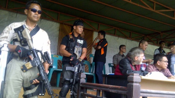 AKBP Untung Sangaji (kiri) bersama lima anggota polisi bersenjata lengkap mengawal calon gubernur Aceh, Irwandi Yusuf saat menyaksikan pertandingan Persiraja versus Semen Padang di tribun VIP Stadion Harapan Bangsa, Lhong Raya, Banda Aceh, Minggu (5/2/2012).