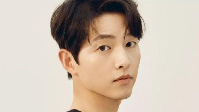 Aktor Korea Selatan, Song Joong Ki, mengunjungi Indonesia sebagai brand ambassador untuk dua brand lokal.
