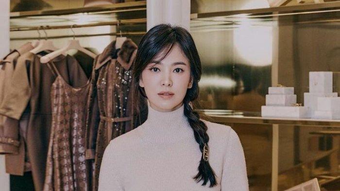 Nagita Slavina Miliki Selera Fashion Mirip Song Hye Kyo, Tas Mini