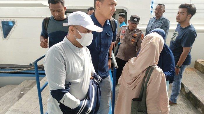 Teuku Indra Yosdiansyah (TIY) alias Popon tiba di pelabuhan Balohan menggunakan Kapal Cepat, Jum'at (8/3/2024) pagi sekitaran pukul 09.00 WIB