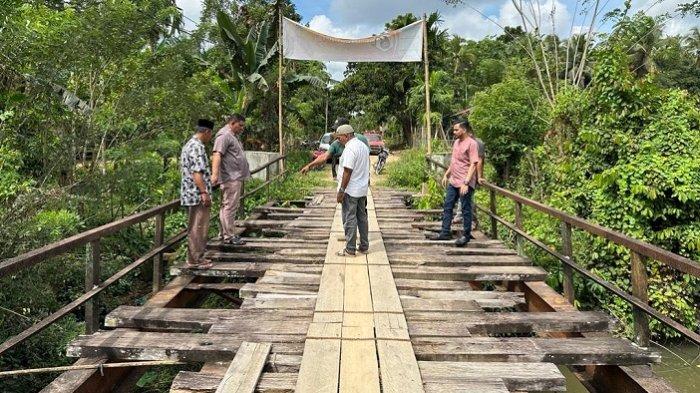 Untuk melihat secara langsung kesulitan masyarakat menggunakan akses jalan. Anggota Komisi IV DPR Aceh M Yusuf Pang Ucok SH meninjau jembatan yang nyaris runtuh di Desa Buket Bata, Kecamatan Pante Bidari, Kabupaten Aceh Timur, Rabu (24/2/2024).