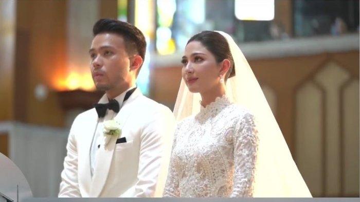 Artis peran Jessica Mila (kiri) dan Yakup Hasibuan menjalani pemberkatan pernikahan di gereja HKBP Rawamangun, Jakarta Timur, Jumat (5/5/2023).