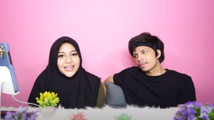 Aurel Hermansyah dan Atta Halilintar saat menjawab pertanyaan dari netizen soal kehamilannya yang dinilai terlalu cepat pasca kguguran pada Mei lalu.