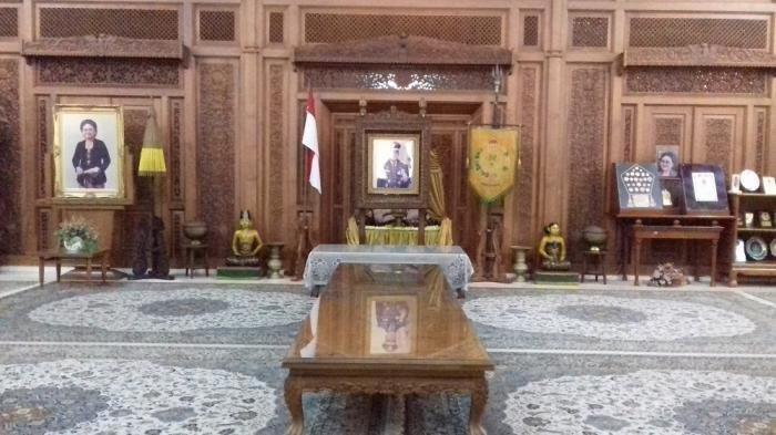 Bagian dalam Dalem Kalitan Solo. Dari jauh tampak, antara lain, foto alm Ibu Tien Soeharto dan piagam pahlawan baginya.