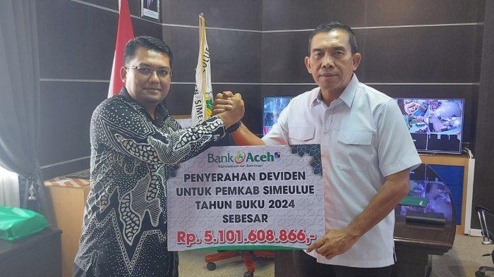 SERAHKAN DIVIDEN - Pimpinan Bank Aceh Syariah Cabang Sinabang, Hendra Eka Putra menyerahkan dividen tahun buku 2024 kepada Bupati Simeulue, Mohammad Nasrun Mikaris SH MH sebesar Rp 5.101.608.866 di Kantor Bupati setempat, Jumat (14/3/2025)