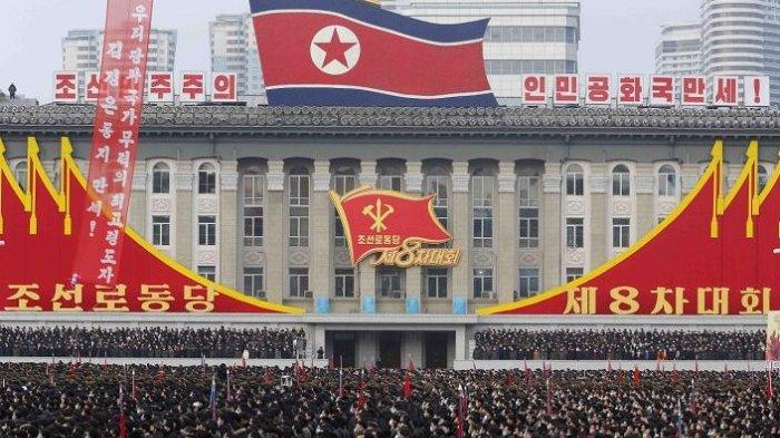 Tentara kota Pyongyang merayakan terpilihnya Kim Jong Un sebagai Sekretaris Jenderal WPK (Partai Pekerja Korea), yang diabadikan dengan simbol nasional di Lapangan Kim Il Sung di Pyongyang, Korea Utara pada 15 Januari. 2021.