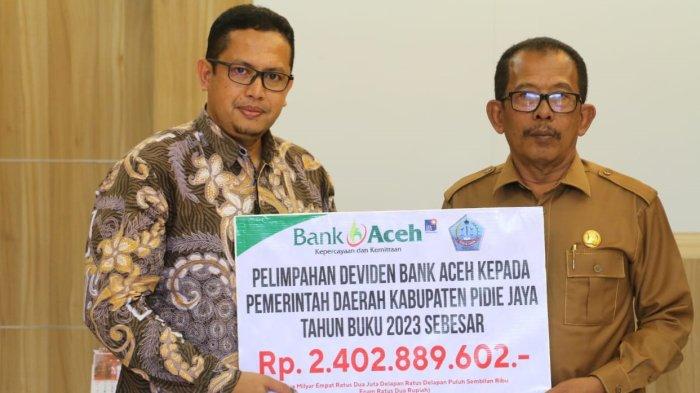 Pemimpin Bank Aceh Cabang Meureudu, Muhammad Reza Syahrizal (keempat kiri) didampingi staf menyerahkan dividen  PT Bank Aceh Syariah Tahun Buku 2023 kepada Pj Bupati Pijay Ir H Jailani Beuramat yang juga didampingi Kepala BPKK Pidie Jaya, Teuku Muslim dan staf, Selasa (11/6/ 2024) di ruang kerja Pj Bupati Pidie Jaya.