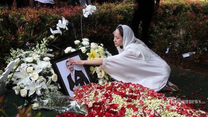 Artis Bunga Citra Lestari berdoa di depan makam suaminya almarhum Ashraf Sinclair di pemakaman San Diego Hills, Karawang, Jabar, Selasa (18/2/2020). Ashraf Sinclair meninggal pada Selasa 18 Februari 2020 pukul 4 dini hari karena sakit.
