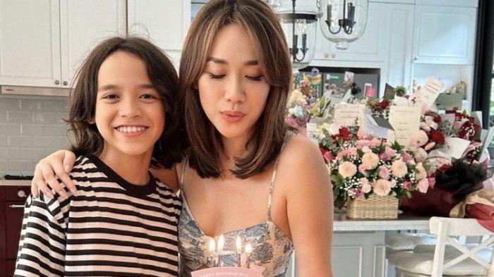 BCL dan anaknya, Noah Sinclair, yang sedang meniup lilin di atas kue donat. (Bidikan layar Instagram @bclsinclair).