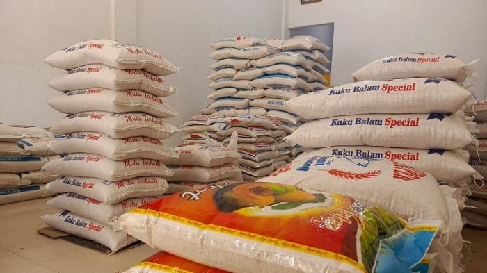 HARGA BERAS NAIK - Tumpukan beras di toko milik Sulaiman di Gampong Pasar, Kecamatan Blangpidie, Kabupaten Aceh Barat Daya (Abdya), Jumat (18/7/2025). Harga beras di Abdya mengalami kenaikan seiring belum masuknya masa panen di daerah itu.