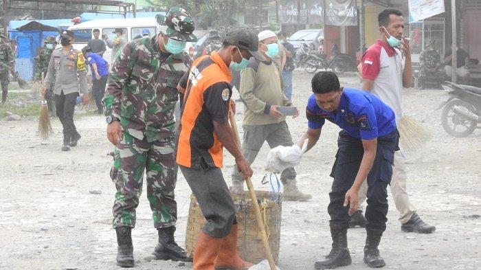 Hingga Malam, TNI Bersihkan Pasar Aceh Tamiang