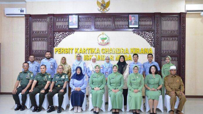 BKKBN Aceh Serahkan BKB Kit Stunting kepada Persit Kodam Iskandar Muda