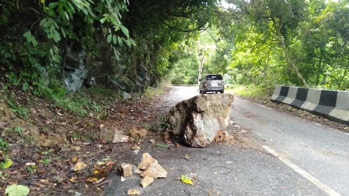 Longsoran Batu Mengancam Jalur Pegunungan Geurutee