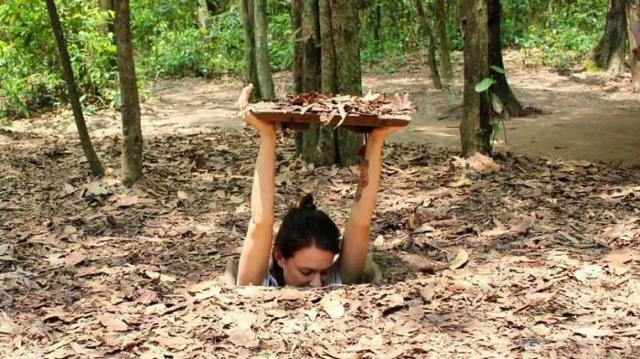 BUNGKER TERSEMBUNYI - Tangkapan layar di X yang menunjukkan sebuah bunker rahasia Tentara Kamboja yang disamarkan dengan daun-daun. Tentara Kamboja menggunakan lokasi-lokasi bunker rahasia seperti ini untuk menyerang pasukan Thailand.