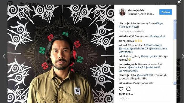 Chicco Jerikho dengan latar Kerawang Gayo