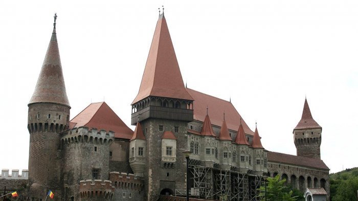 Corvin Castle di Rumania yang jadi lokasi syuting film The Nun