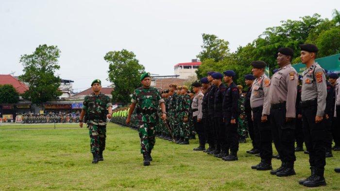 Danrem 011/LW Kolonel Inf Ali Imran memeriksa pasukan dalam apel gelar Pasukan Pengamanan Pilkada 2024 di Lhokseumawe, Selasa (24/9/2024).