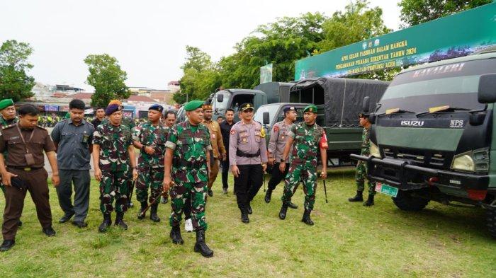 Danrem 011/LW Kolonel Inf Ali Imran memeriksa pasukan dalam apel gelar Pasukan Pengamanan Pilkada 2024 di Lhokseumawe, Selasa (24/9/2024).