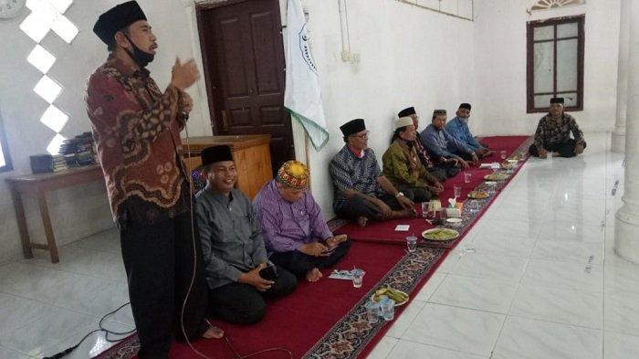 Dr Iqbal Muhammad saat masih menjadi Kakanwil Kemenag Aceh memberi sejumlah masukan untuk kemajuan Dayah Al Furqan Bambi, Pidie.
