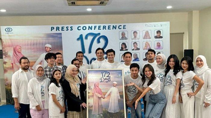Deretan pemain film 172 Days dalam jumpa pers di kawasan Cempaka Putih, Jakarta Pusat, Jumat (9/6/2023).
