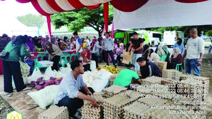 Dinas Pangan Aceh melaksanakan program Gerakan Pangan Murah (GPM) untuk mengendalikan Inflasi di Kampung Baru, Kecamatan Baiturrahman, Kota Banda Acah, Minggu (3/12/2023)