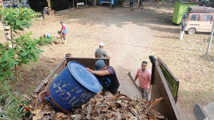 ANGKUT SAMPAH - Petugas kebersihan DLHK3 Banda Aceh mengangkut sampah di kawasan Wisata Ulee Lheue, Jumat (9/8/2024)
