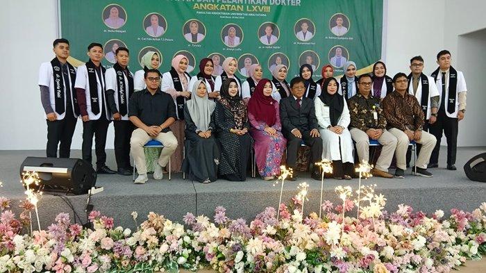 Sebanyak 15 Dokter Angkatan ke-68 Fakultas Kedokteran Abulyatama foto bersama dengan Dekan dan Civitas Akademika Fakultas FK Abulyatama, seusai acara sumpah dan pelantikan dokter tersebut di aula kampus itu, Rabu (29/5/2024).