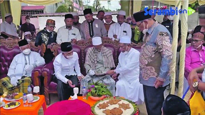 PEUSIJUEK - Ulama kharismatik Aceh, Tgk H Muhammad Amin atau Abu Tumin Blangblahdeh (tengah), didampingi Direktur Utama (Dirut) PT Dunia Barusa H Muhammad Hanafiah, menepungtawari (peusijuek) pertapakan pembangunan masjid Haji Muhammad Hanafiah, di Gampong Ranto Kecamatan Lhoksukon, Aceh Utara, Sabtu (20/11/2021).