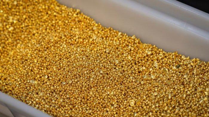Sebuah gambar yang menunjukkan granula emas murni 99,99 persen di ruang kerja selama proses produksi di pabrik logam mulia Krastsvetmet di kota Krasnoyarsk, Siberia, Rusia, pada 23 Mei 2024.