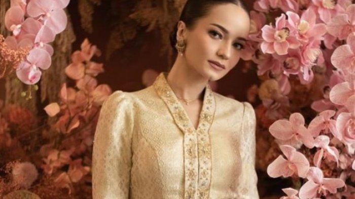 Ia kenakan setelan kain songket Aceh. Seperti yang diketahui, Enzy memang berdarah Aceh. Busana yang ia kenakan cenderung sopan dan tertutup.