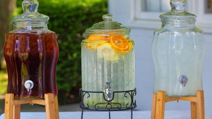 Resep es teh herbal cocok dijadikan minuman berbuka puasa, selain sehat juga dapat mendinginkan tubuh.
