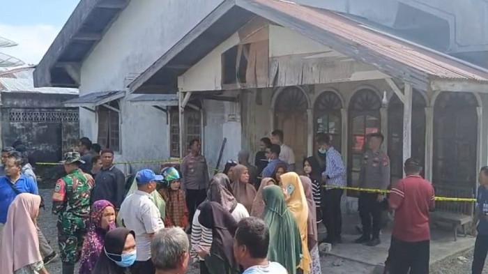 EVAKUASI JENAZAH - Petugas dari pihak kepolisian dan warga melakukan evakuasi terhadap jenazah yang ditemukan meninggal di Lorong Kuini, Desa Ujong Baroh, Kecamatan Jalan Pahlawan, Kabupaten Aceh Barat, Selas (29/7/2025).