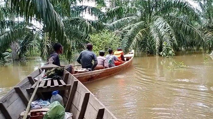 Petugas BPBD Aceh Singkil melakukan evakuasi warga