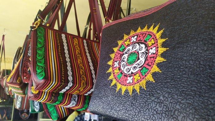 Tas dengan motif Kerawang yang di gantung rapi, (12/3/2022).