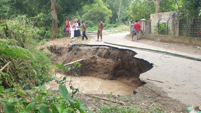 Separuh Badan Jalan Sanggeu - Bambong Amblas, Akses Warga 8 Gampong di