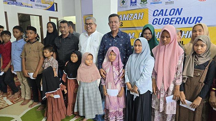 Foto bersama Calon Gubernur nomor urut 1, Bustami Hamzah setelah menyantuni anak yatim pada Rapat Koordinasi dan Peresmian Posko Tim Pemenangan Forkab Aceh di Bambi, Kecamatan Peukan Baro, Pidie, Minggu (20/10/2024).
