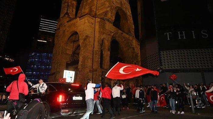 Di ibu kota Berlin, fans Turki telah melumpuhkan Ku'damm Berlin dengan parade dan arak-arakan mobil. Berlin macet total.
