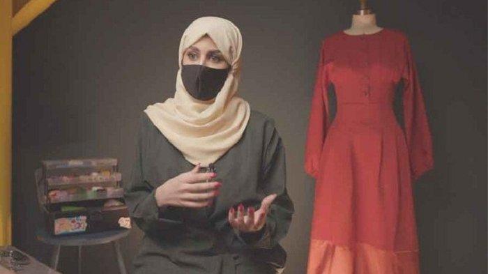 Mahasiswi mendesain mode baju abaya untuk perayaan Harian Nasional Arab Saudi sejak awal Januari 2020