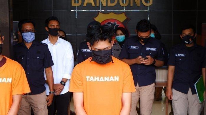 Ferdian Paleka ditahan atas kasus prank bantuan isi sampah kepada waria. ia  dihadirkan di Mapolrestabes Bandung, Jalan Merdeka, Jumat (8/5/2020).