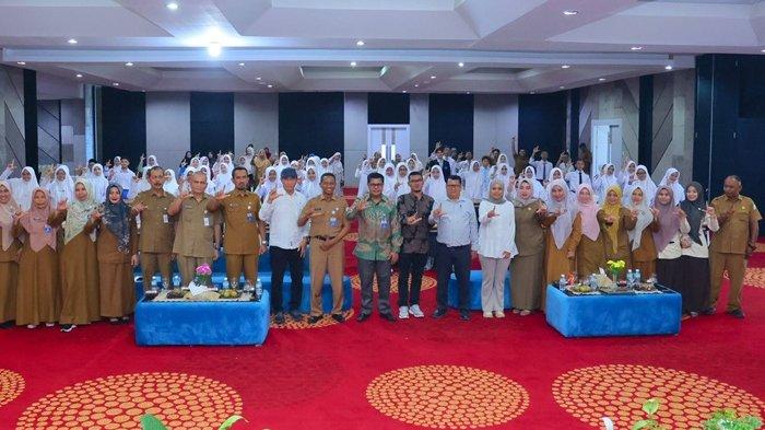 FOTO BERSAMA - Kepala, Sekretaris, dan para kepala bidang Dinas Perpustakaan dan Kearsipan Aceh foto bersama dengan para narasumber, tim penilai, dan 50 peserta Pembekalan Lomba Resensi Buku Berbasis Perpustakaan di Aula DPKA, Senin (19/5/2025).