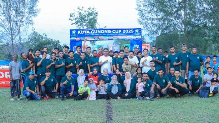FOTO BERSAMA - Turnamen sepakbola Kuta Gunong Cup ke-3 Tahun 2025 resmi ditutup dengan meriah oleh Anggota DPRA Fraksi PKB, Munawar AR atau akrab disapa Ngoh Wan, pada Sabtu sore (31/5/2025) di Lapangan Kuta Gunong, Gampong Jruek, Kecamatan Indrapuri, Aceh Besar. PSPP Grot FC tampil sebagai juara setelah mengalahkan Peska 85 Aneuk Galong dengan skor 1-0.