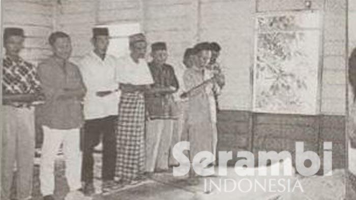 Dokumentasi Serambi Indonesia Versi Koran Cetak - ANGKAT MAYAT- Warga Desa Blang Nie, Arakundoe mengangkat jenazah Irwan bin Matsyah (24) penduduk Desa Jambo Bale-1 Kecamatan Julok yang tewas dalam tragedi Idi Cut untuk dikafani. Masyarakat menshalatkan jenazah Saleh, sebelum diserahkan kepada keluarganya.

3 Februari 1999 lalu, ada banyak darah segar dari rakyat sipil yang bercucuran akibat tragedi pembantaian yang terjadi di kawasan Idi Cut, Aceh Timur